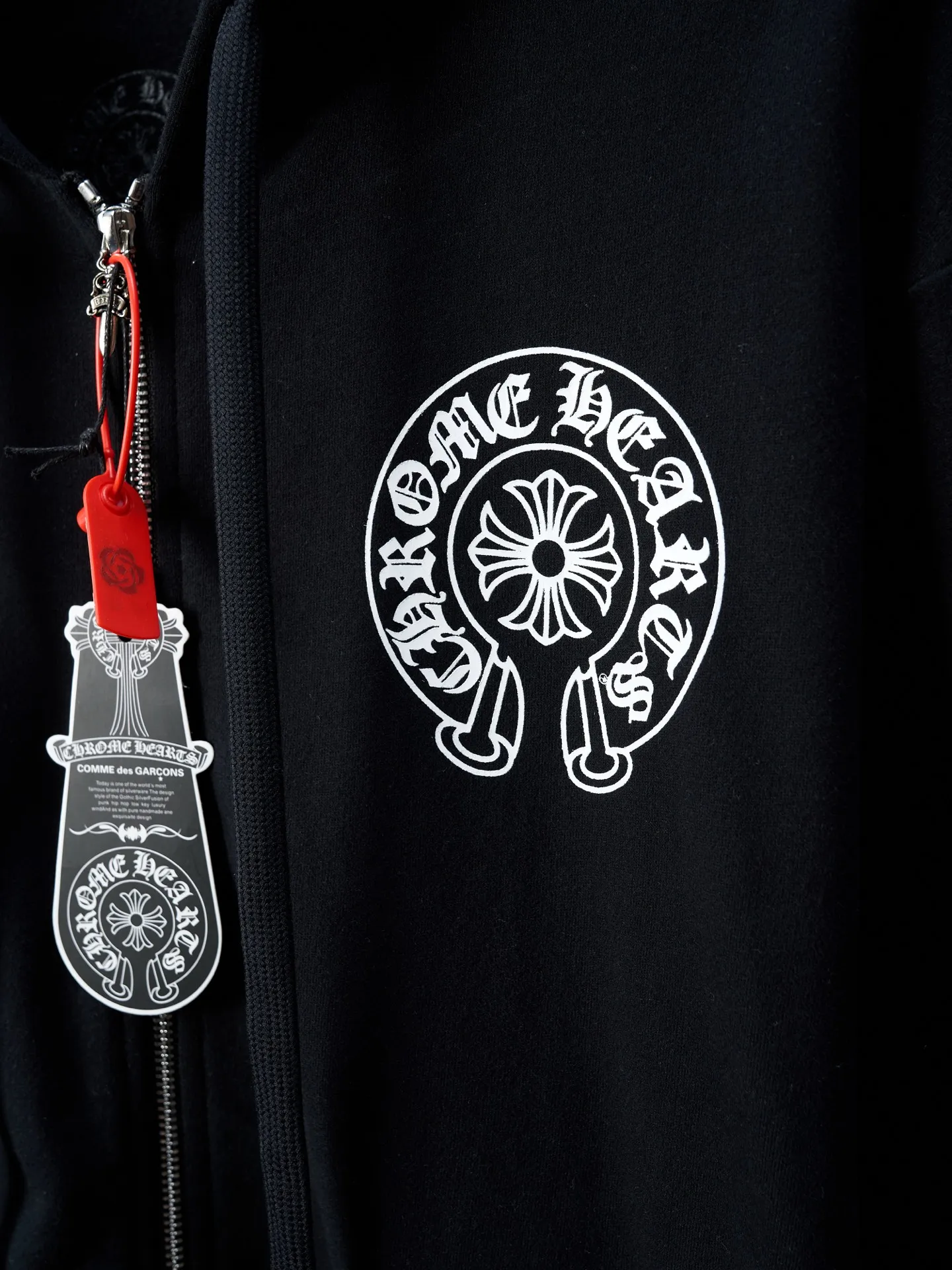P460 Actual hanging auction】Chrome Hearts/Chrome Heart CH Sanskrit letter printed zipper hooded jacket [Ready stock] S M L Ruggedness and sophistication coexist. The zippered hooded silhouette deconstructs the lazy drape of suede. A rock oracle that whispers that I am the rule. A rebellious ceremony about wearing and performing. Adopt glue printing. The printing has been revised three times by the film screen. Use glue liquid paint to print the pattern on the fabric. The fabric is baked to fix the printed pattern. The fabrics have been washed and have a better hand feel. Not easy to deform. Not easy to shrink. Not easy to fade. Maintain long-term beauty and loose fit.